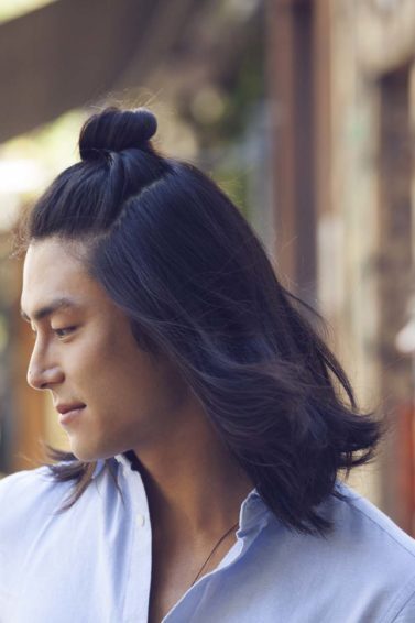 Modeo usa meio-coque, penteado despojado