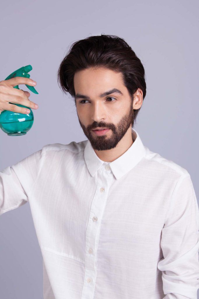 Modelo faz Passo a passo definitivo para o topete masculino com gel