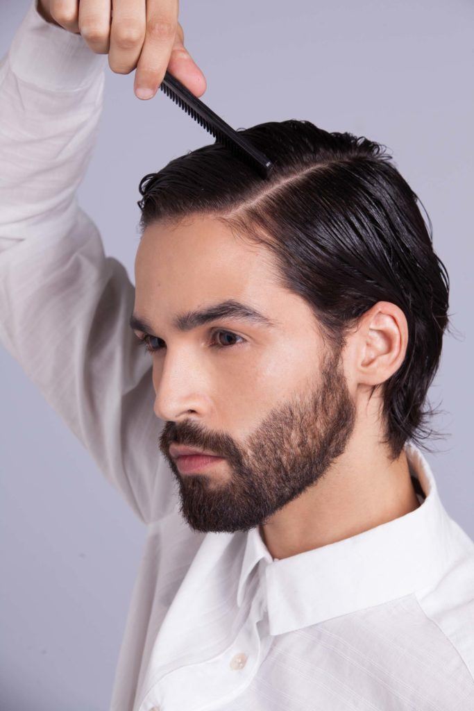 Homem penteando os cabelos com gel