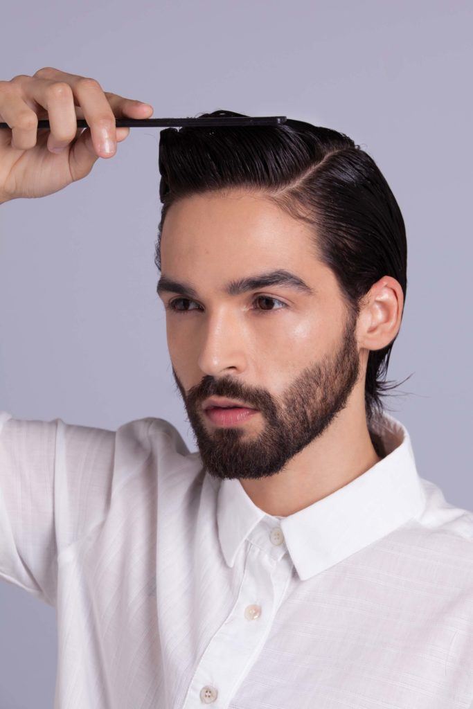Homem mostra a sexta parte do passo definitivo para o topete masculino com gel