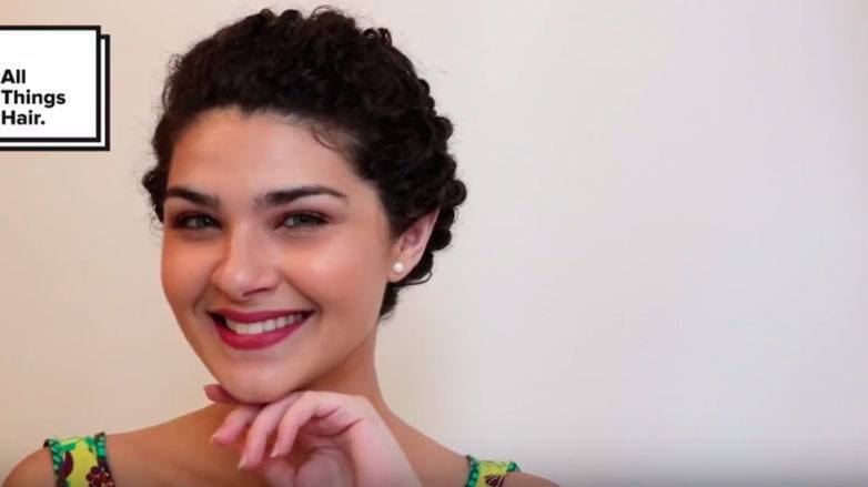 Gabi Vasconcellos com penteado com rolinhos