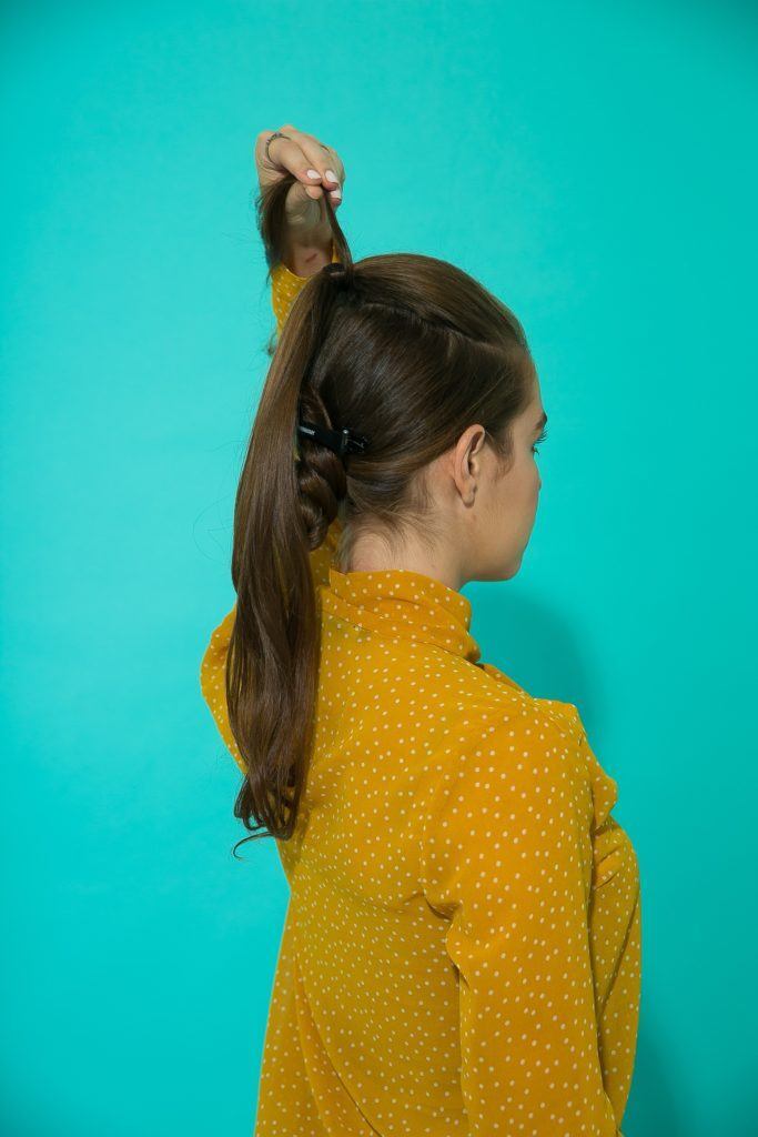 Cabelo liso semi preso com topete