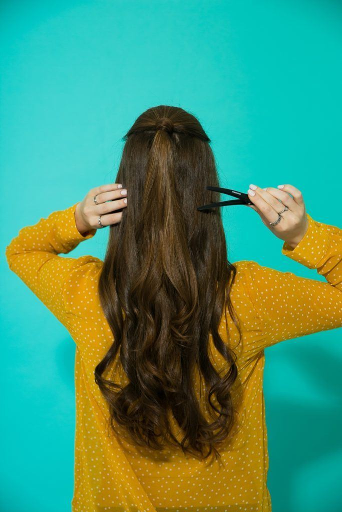 Cabelo liso semi preso com topete