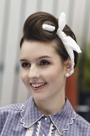 modelo com o penteado pin up para cabelos curtos