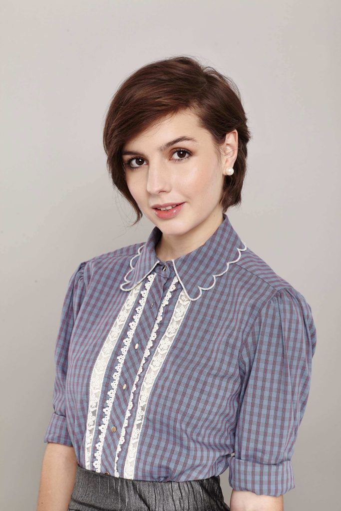 modelo com o penteado pin up para cabelos curtos