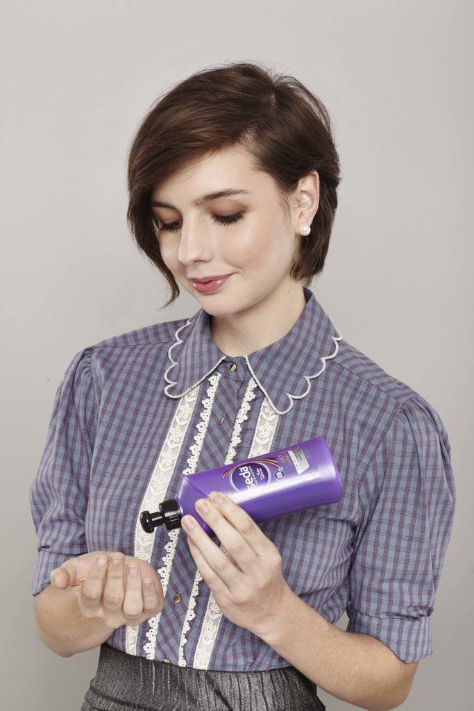 modelo com o penteado pin up para cabelos curtos