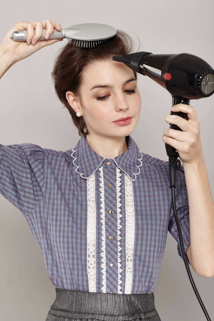 modelo com o penteado pin up para cabelos curtos
