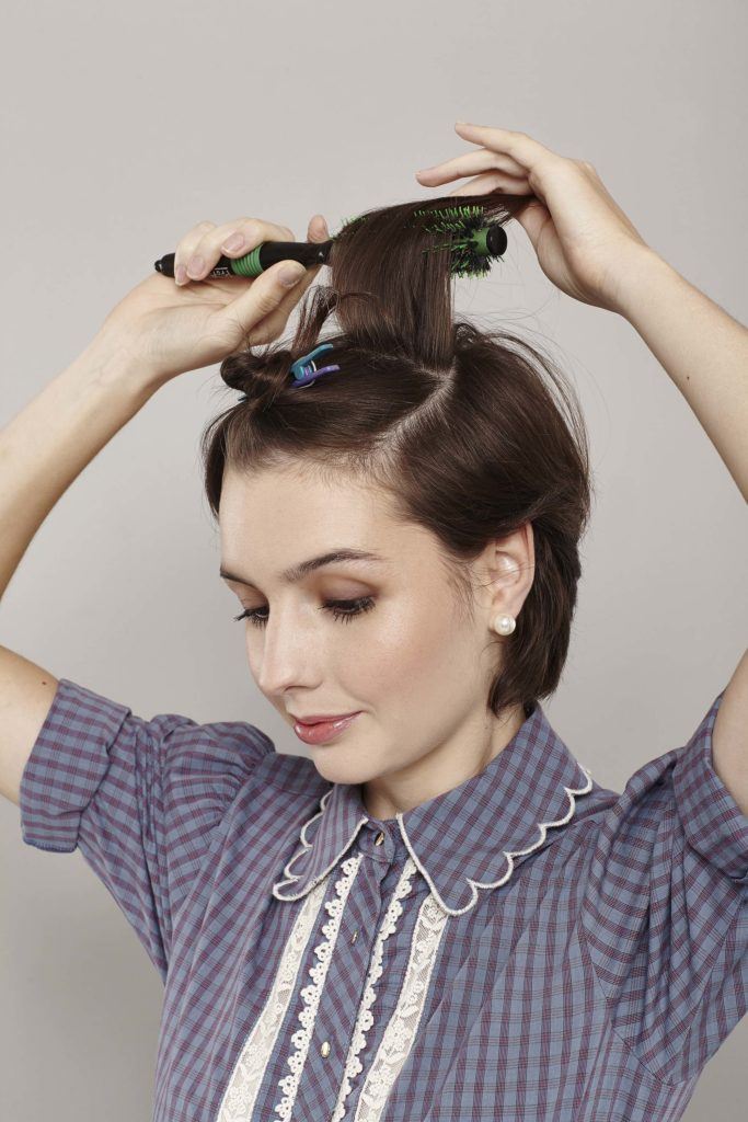 modelo com o penteado pin up para cabelos curtos