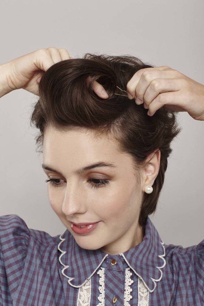 modelo com o penteado pin up para cabelos curtos
