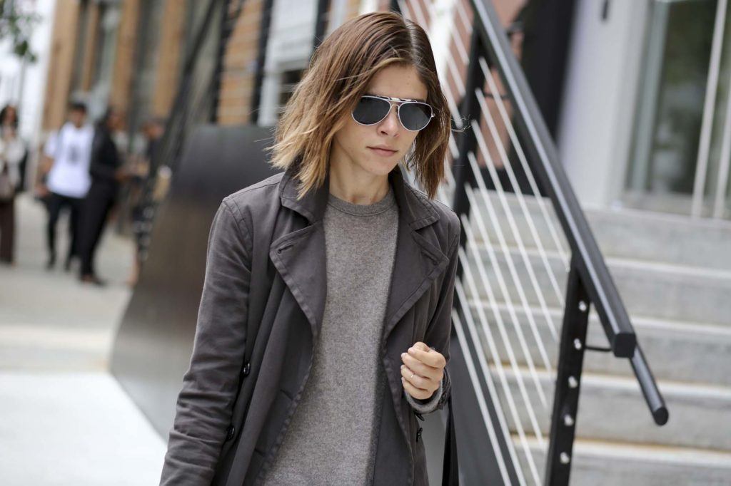 Mulher usa cabelo com tendência grunge