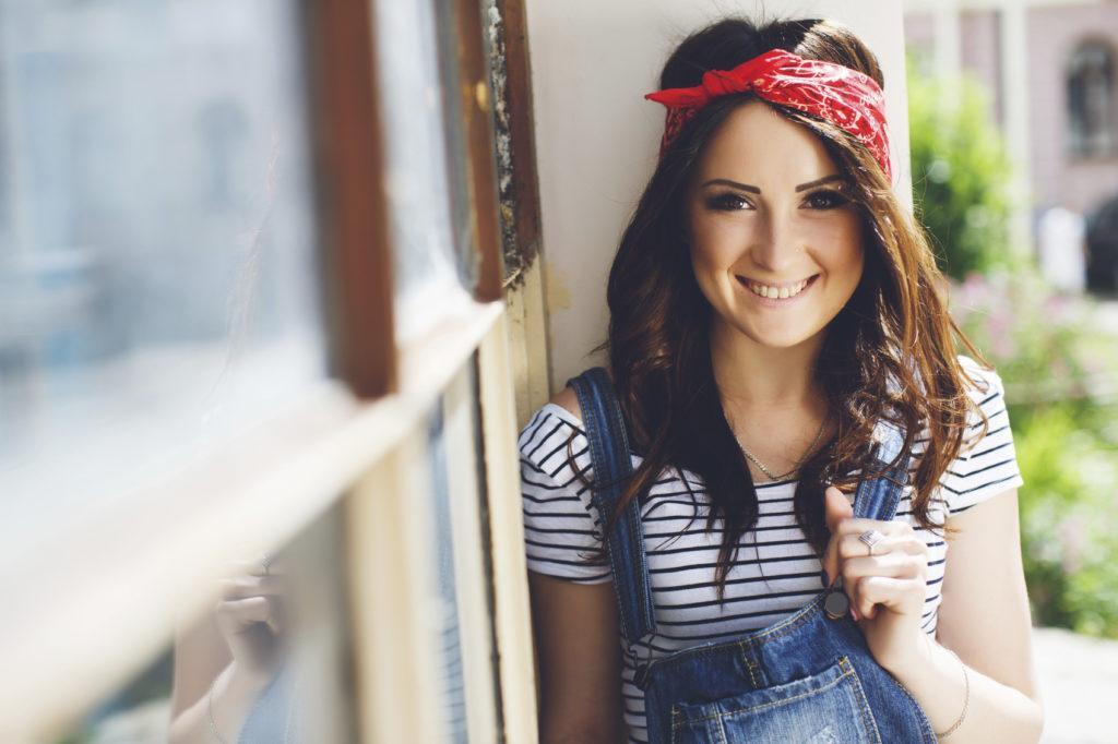 Modelo usa bandana num dos penteados dos anos 1990 para usar hoje