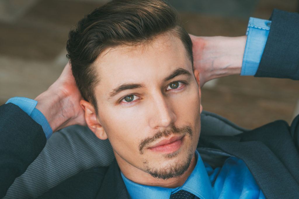 homem com penteado para trás