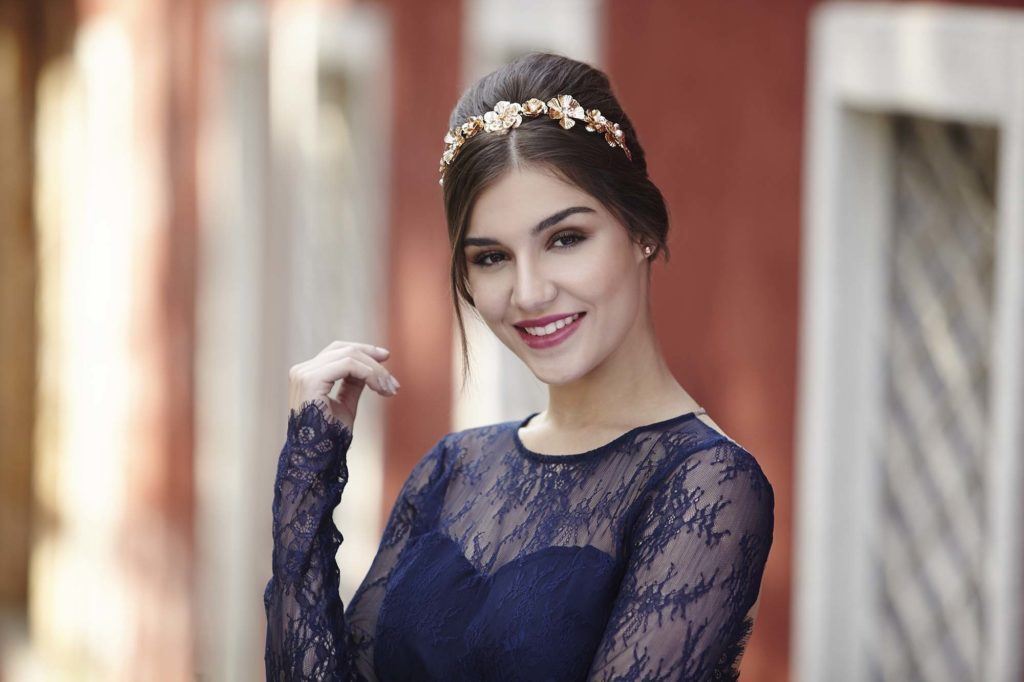 Mulher com cabelos castanho-escuro coque e tiara