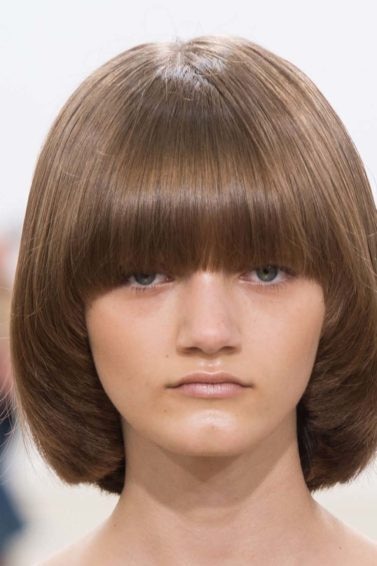 modelo com pior corte de cabelo para rosto quadrado