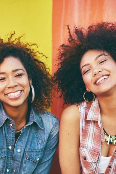 qual a diferença entre cabelos crespos e cacheados: duas modelos com cabelo cacheado e respo