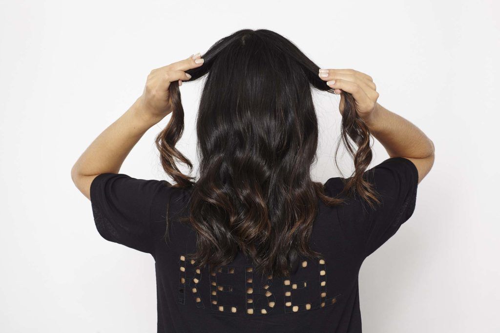 rabo de cavalo baixo com mechas torcidas