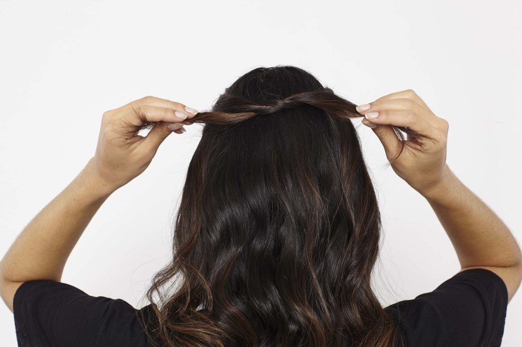 rabo de cavalo baixo com mechas torcidas
