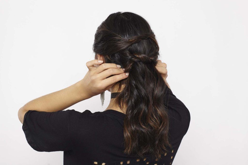 rabo de cavalo baixo com mechas torcidas