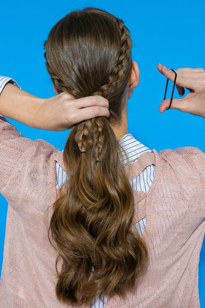 Cabelo liso com laterais trançadas e rabo de cavalo