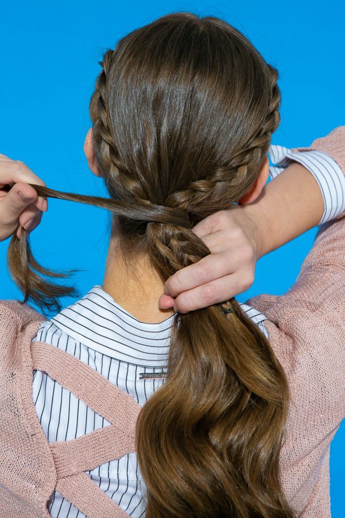 Cabelo liso com laterais trançadas e rabo de cavalo