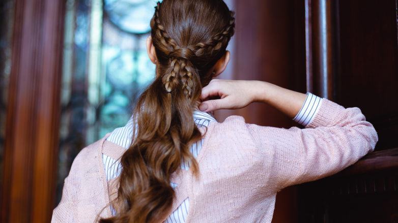 Cabelo liso com laterais trançadas e rabo de cavalo