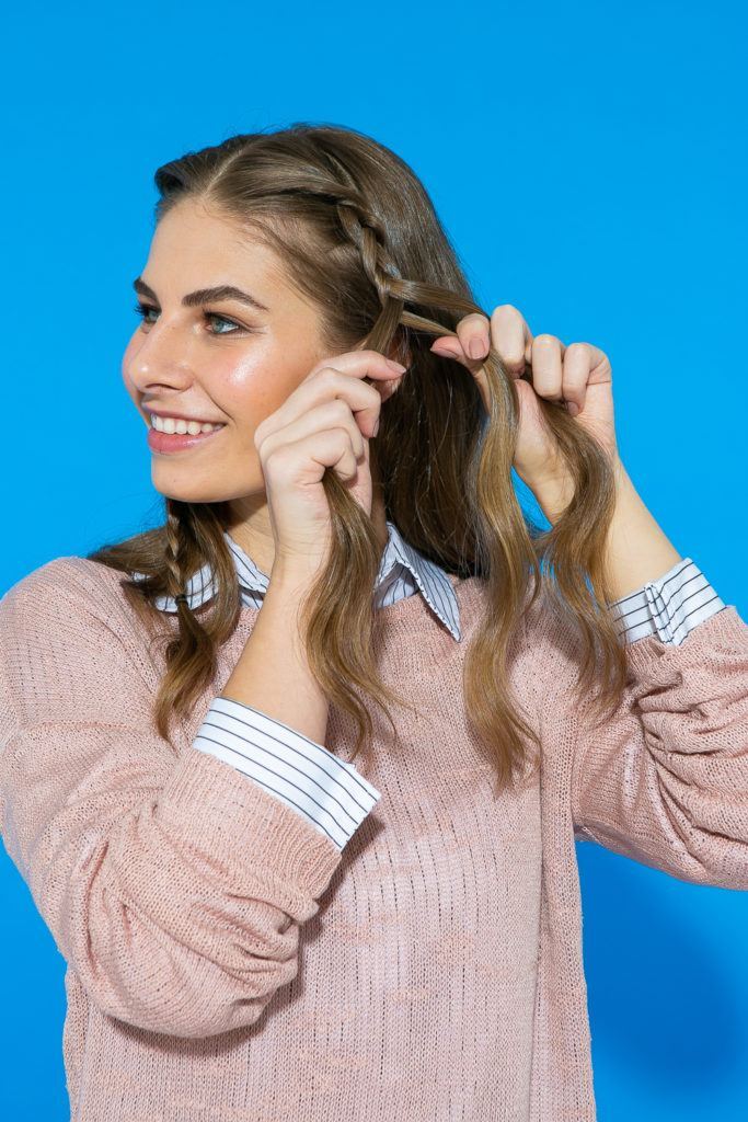Cabelo liso preso com lateral trançada