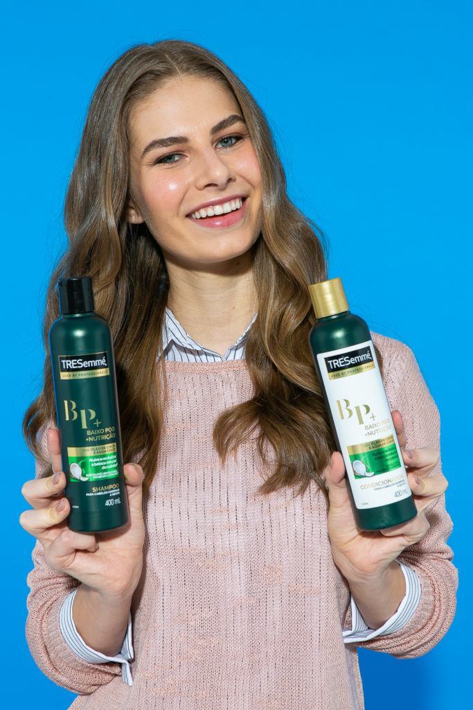 Cabelo liso com laterais trançadas e rabo de cavalo