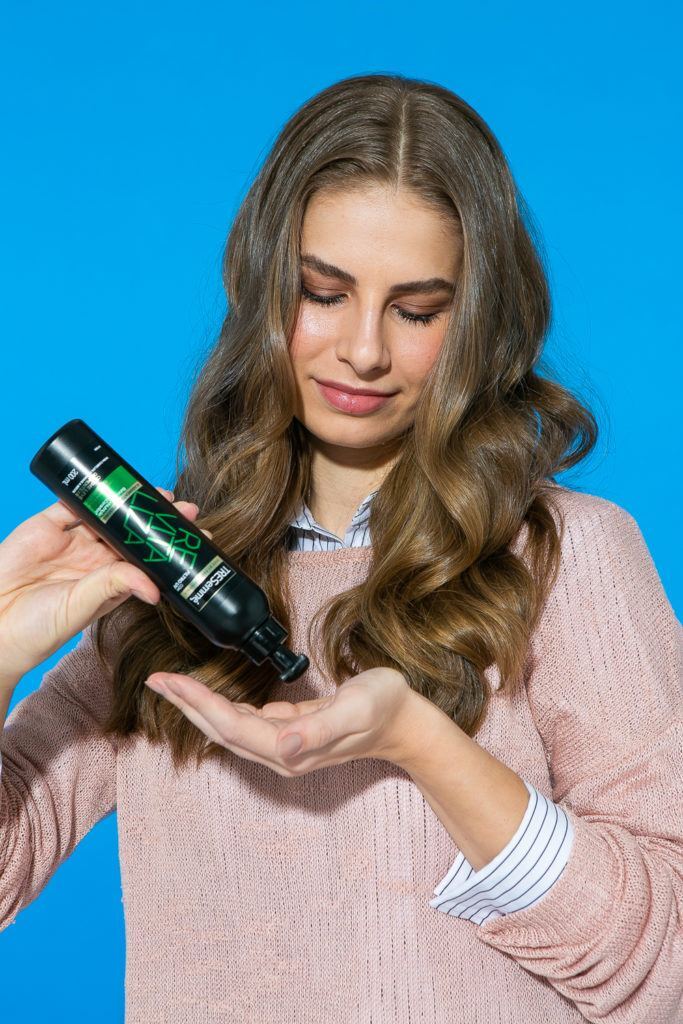 Cabelo liso com laterais trançadas e rabo de cavalo