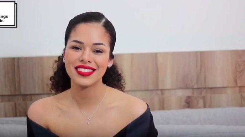 Rayza Nicácio com rabo de cavalo cacheado para festa