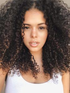 Influenciadora Rayza Nicácio com os cabelos com ombré hair