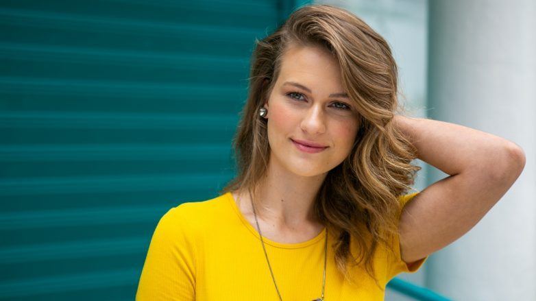 modelo com cabelo hidratado após usar o shampoo para caspa