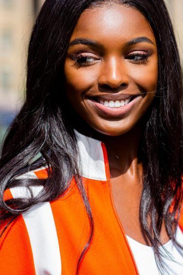 mulher negra com cabelos lisos