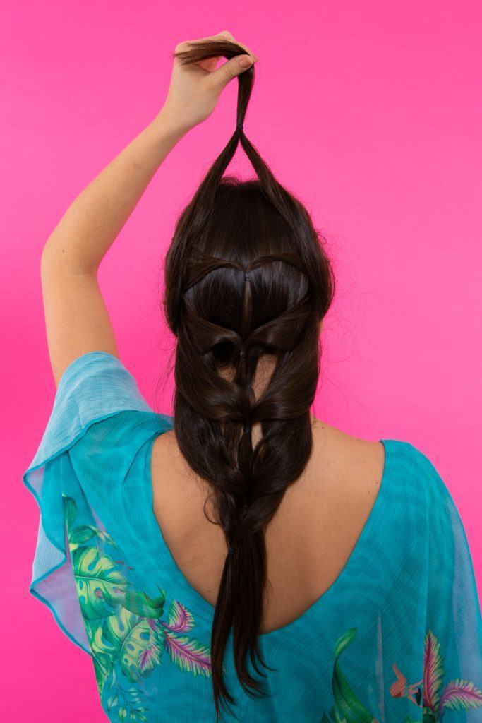 modelo de cabelo longo finalizando trança grega