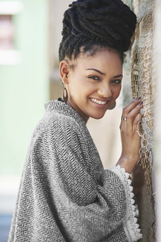 modelo morena com trança com cabelo sintético