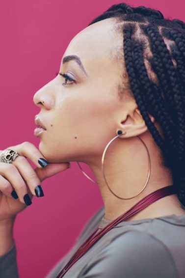 modelo morena com trança com cabelo sintético