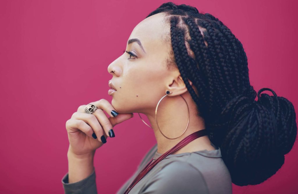 modelo morena com trança com cabelo sintético