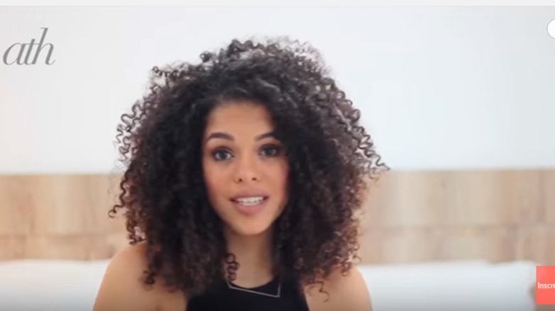 Mulher com cabelo afro solto