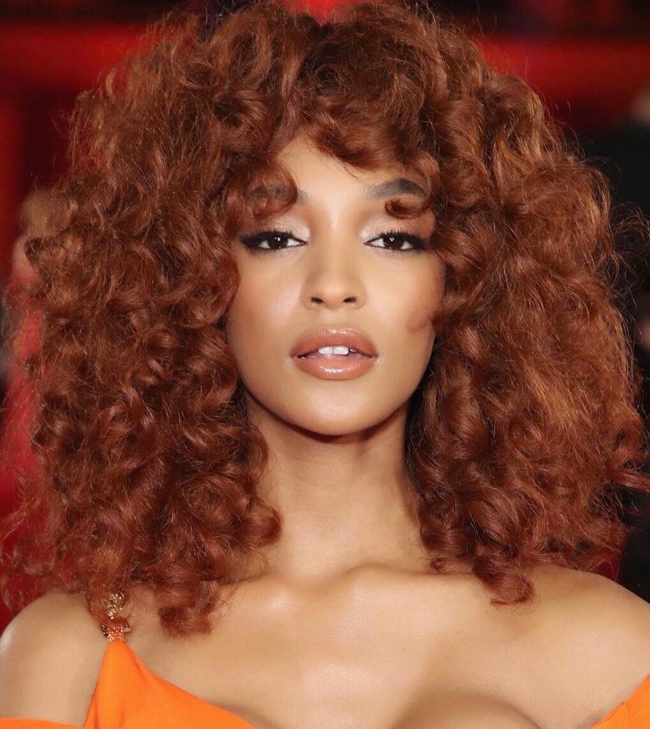 Jourdan Dunn com cabelo ruivo e cacheado
