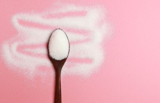 Açúcar no cabelo faz bem? Saiba tudo sobre essa receita caseira