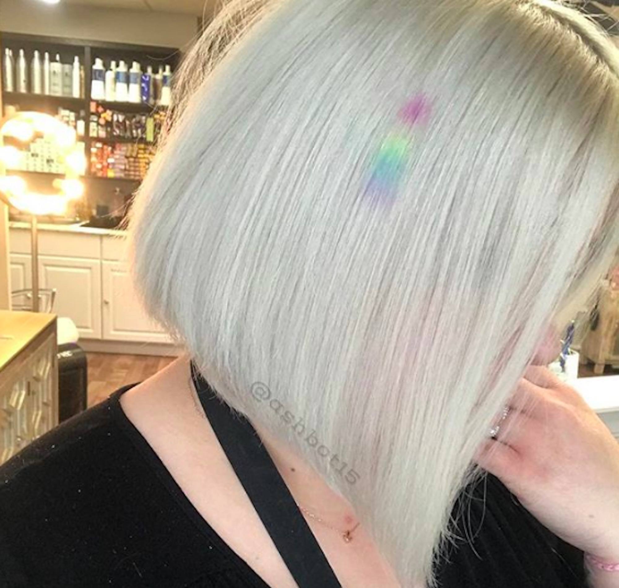 Cabelo platinado corte chanel