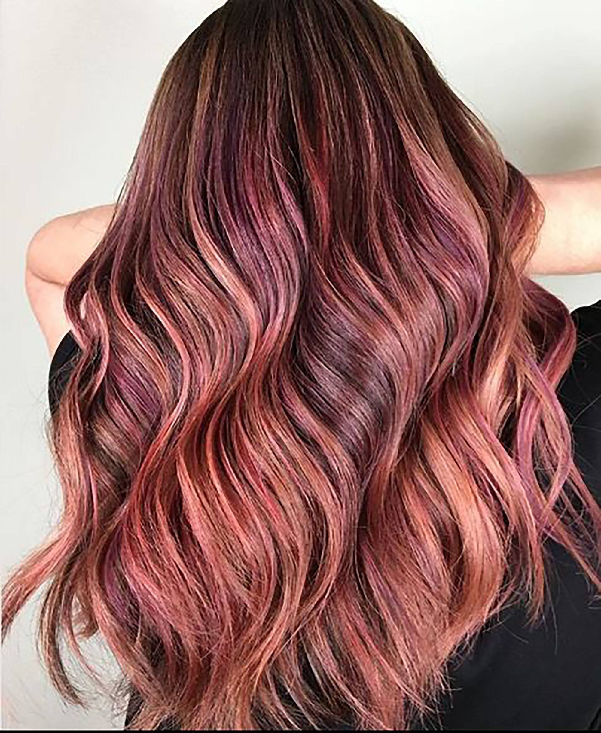 modelo com cabelo com cor de drinks