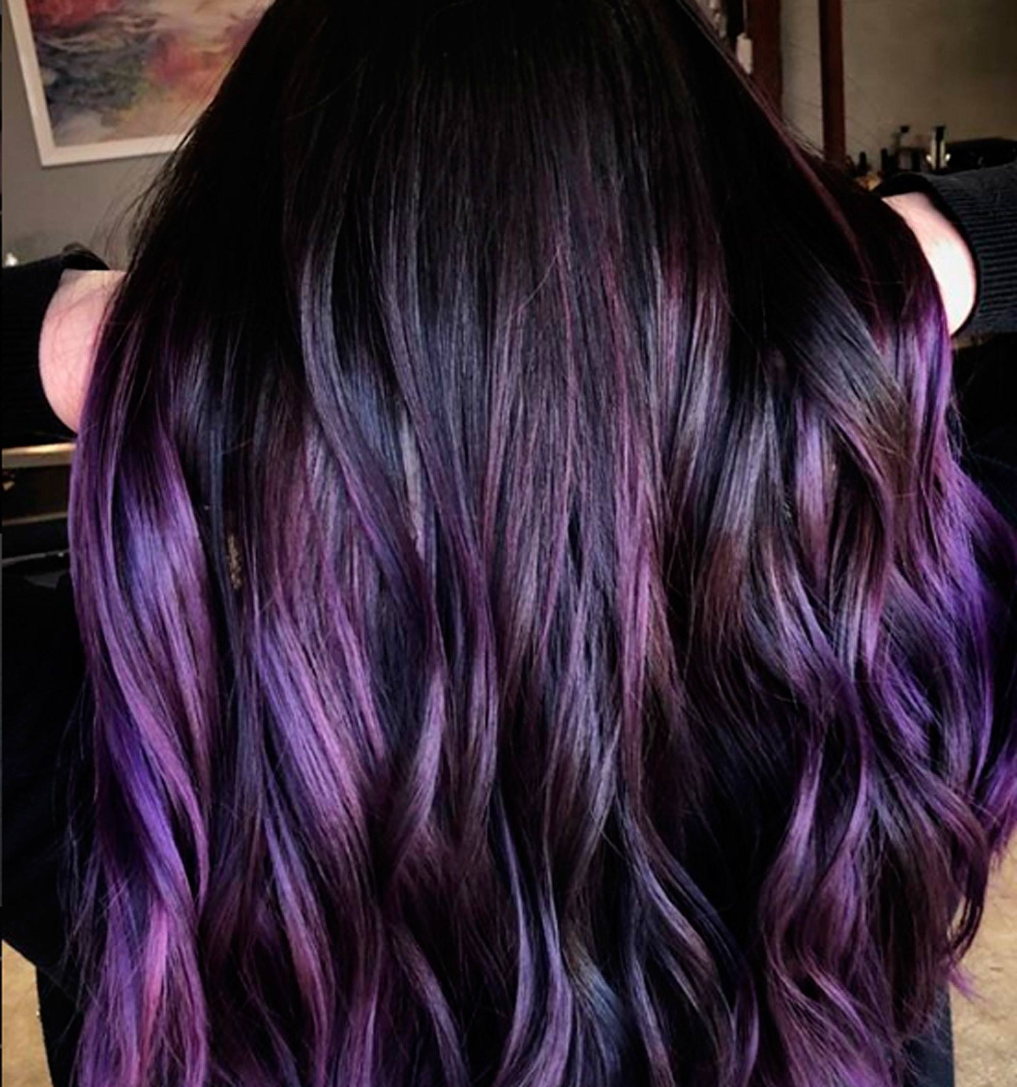 modelo com cabelo cor de amora