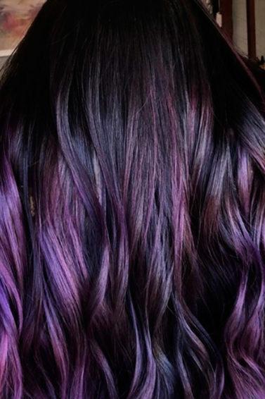 modelo com cabelo cor de amora