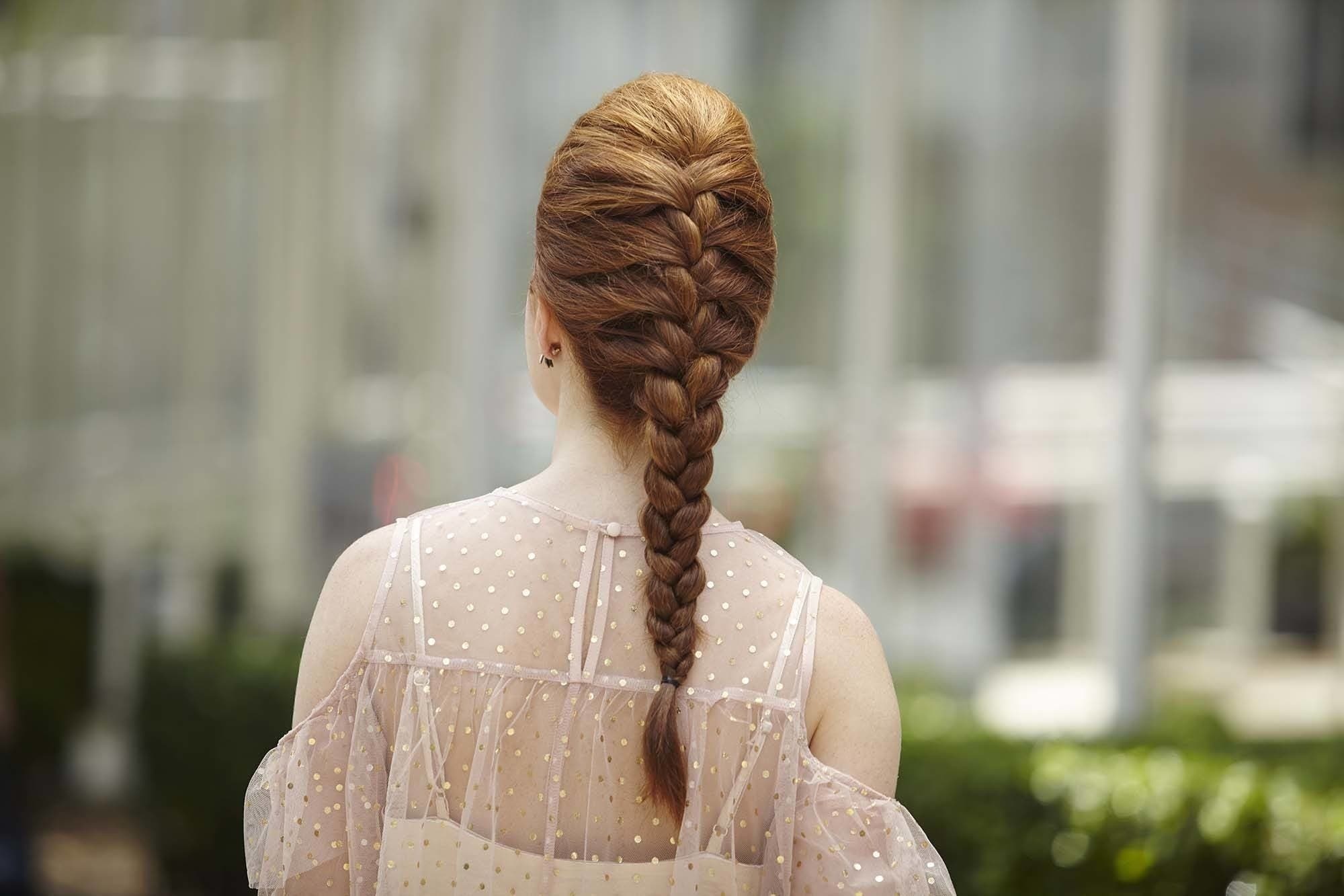 modelo ilustrando matéria sobre cabelo do signo de peixes