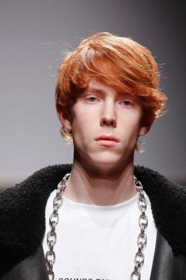 modelo com cabelo masculino vermelho