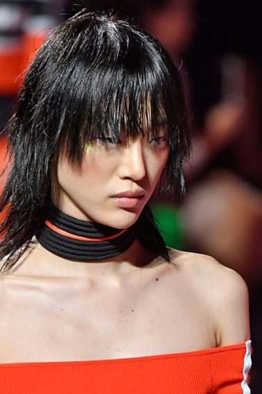 modelo com cabelo molhado e suado