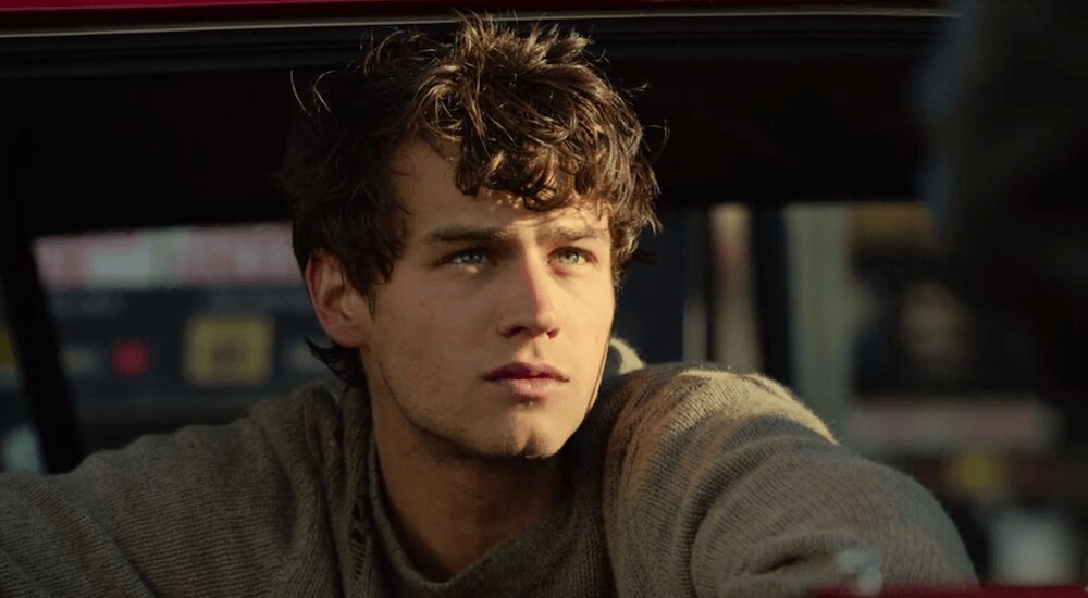 Cabelo liso masculino loiro com topo bagunçado