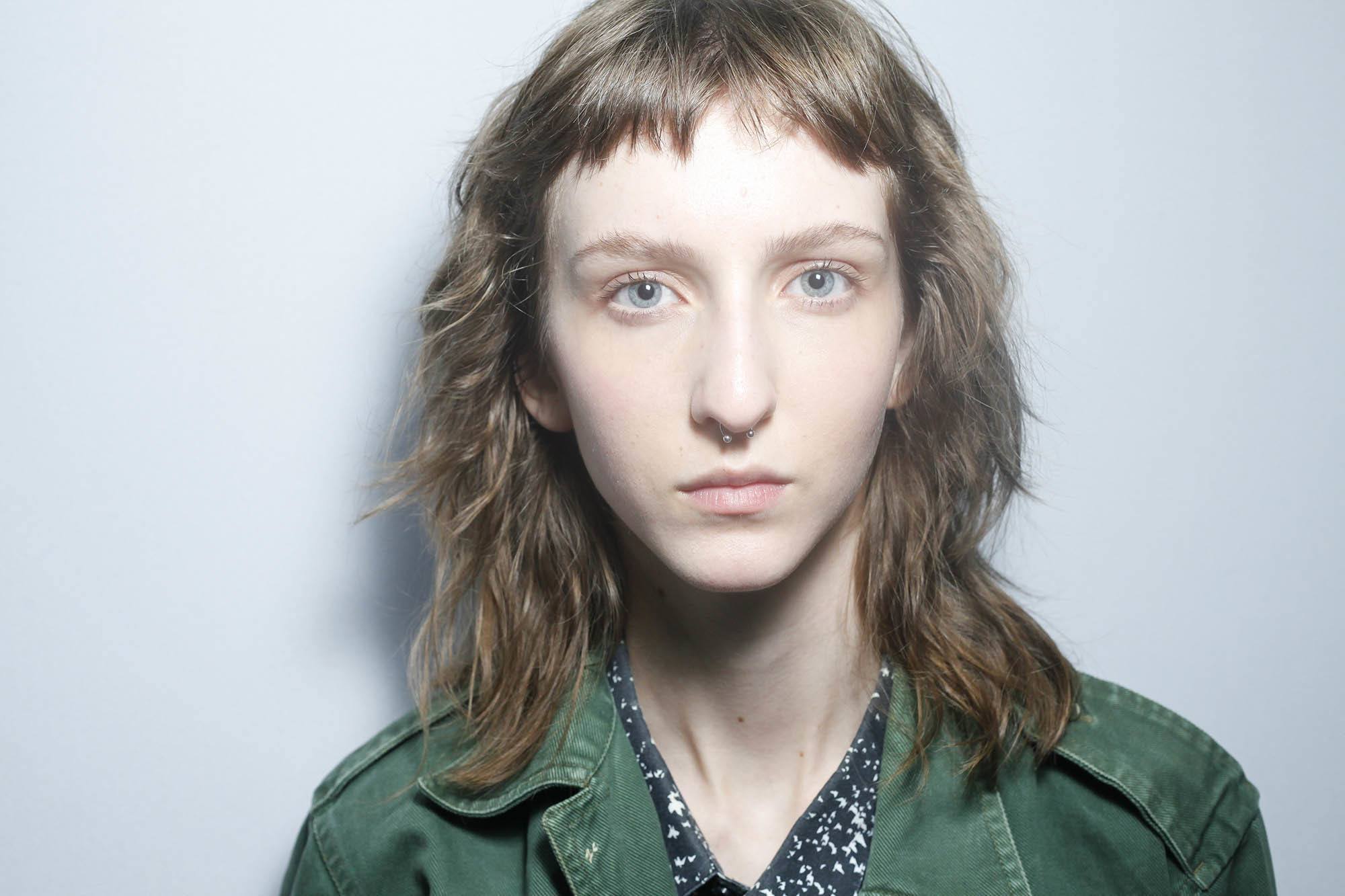 Cabelo liso na altura dos ombros com franja curtissima