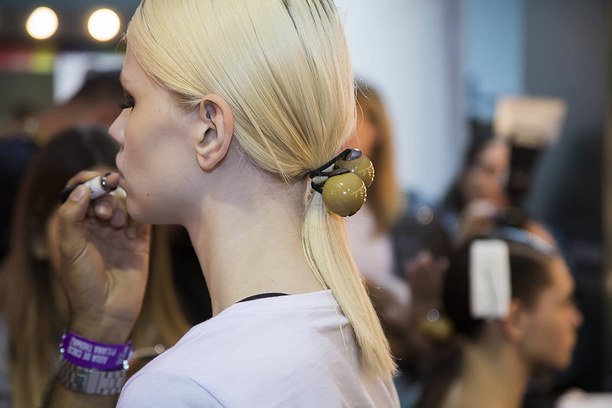 Cabelo platinado preso com rabo de cavalo baixo