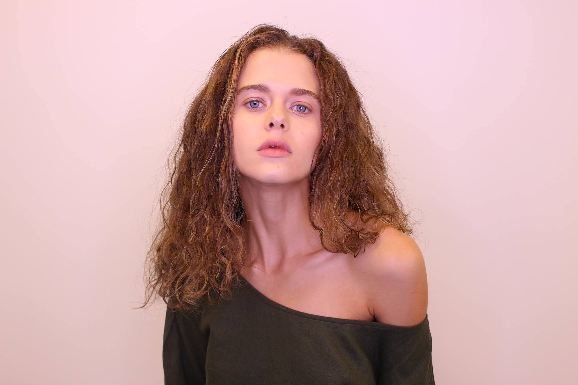 Cabelo ondulado com aspecto molhado